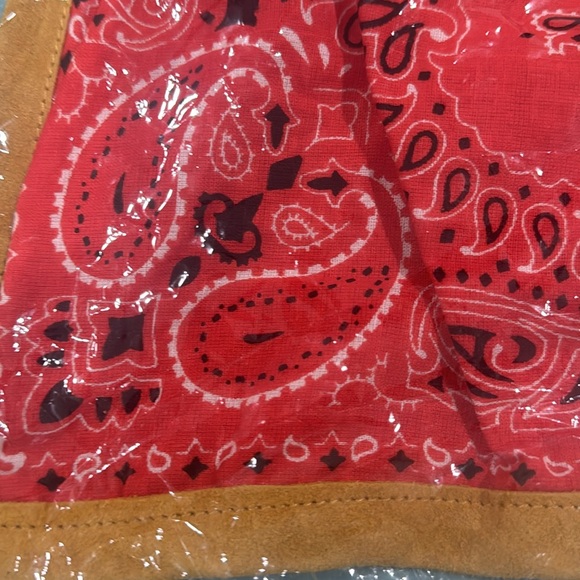 100% cotton bandanna, tote with suede trim, and handles - Picture 4 of 4